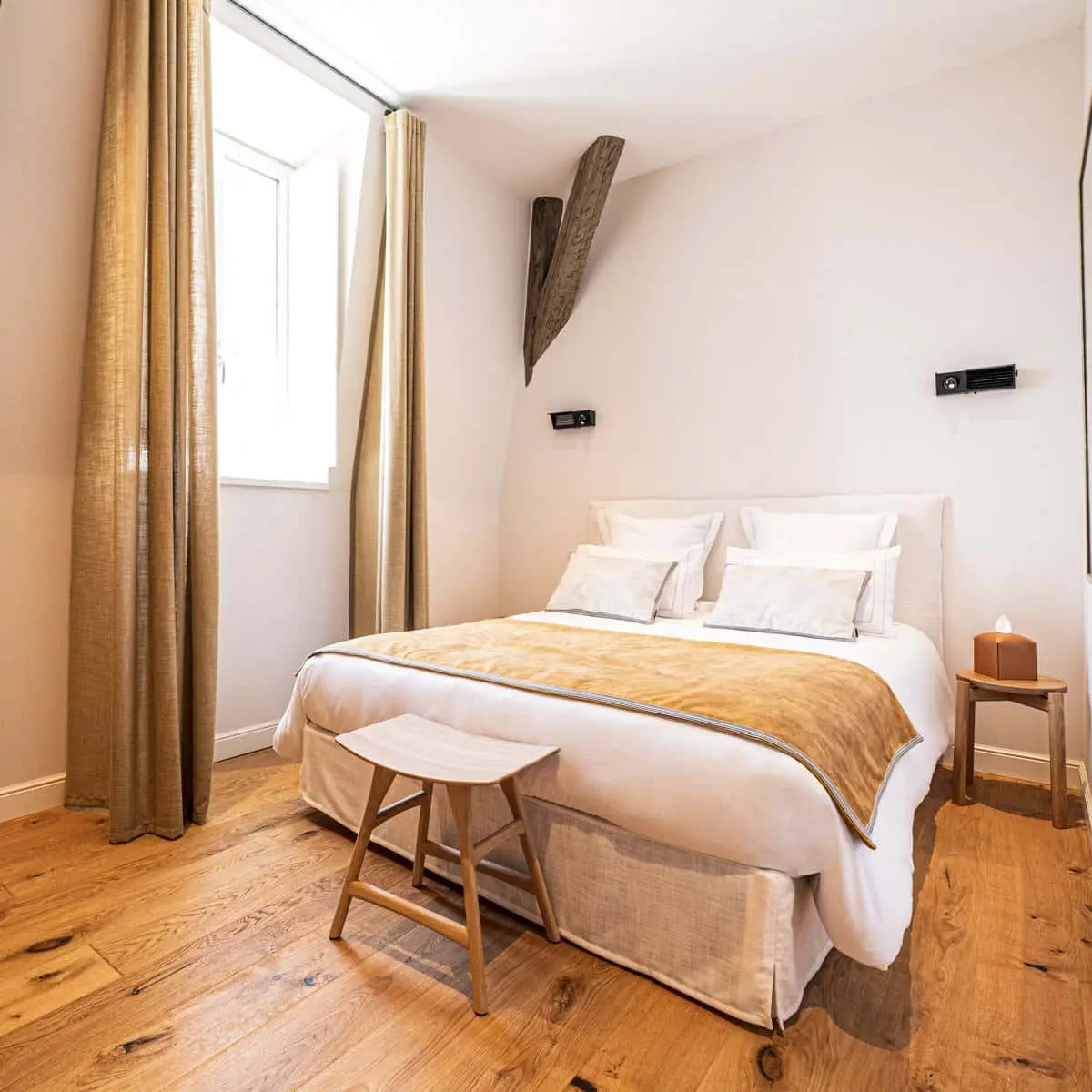 Décoration murale, chambre PMR double confort à Hôtel Le Mosaïque Narbonne.