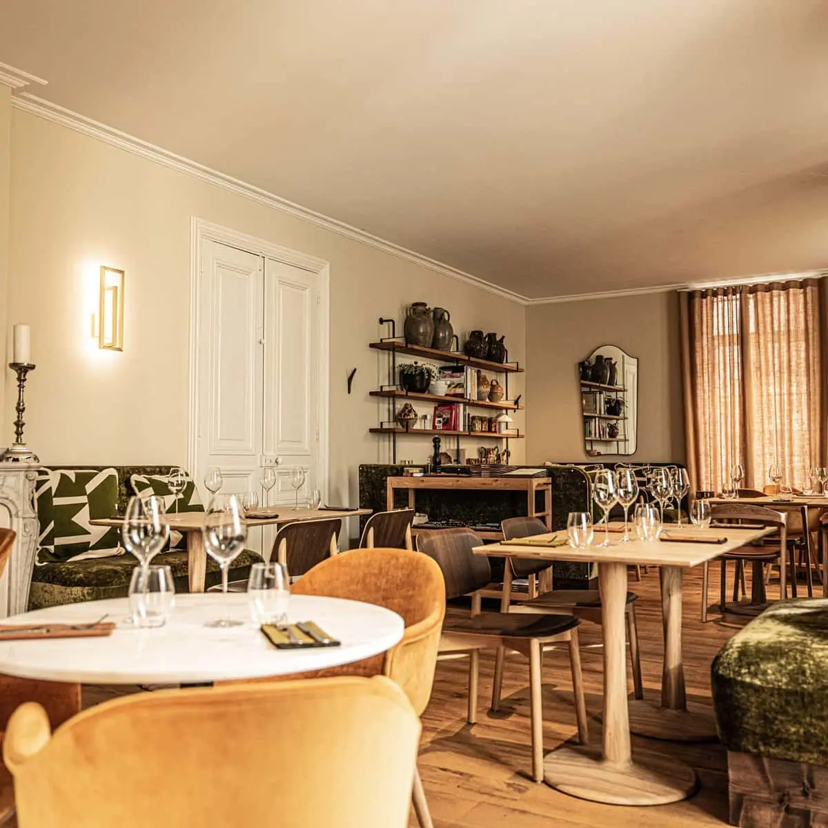 Intérieur du Restaurant Le Mosaïque, offrant une ambiance de salle à manger cosy et sophistiquée.