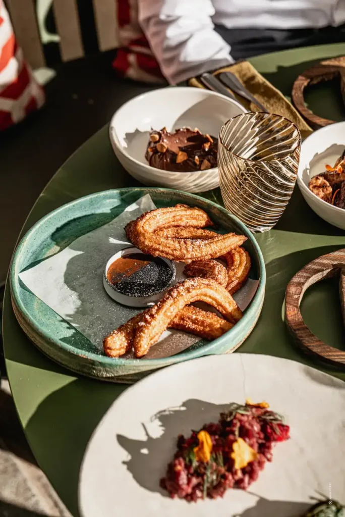 Empanada casera con salsas en la terraza del restaurante Le Mosaïque Narbona