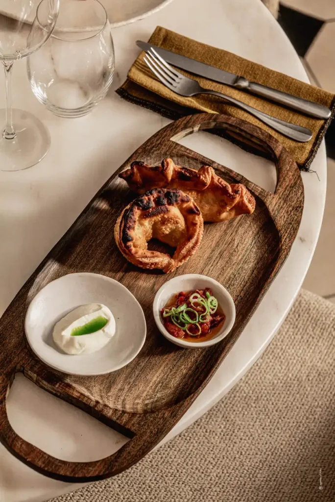 Empanadas doradas del restaurante Le Mosaïque Narbona servidas en tabla